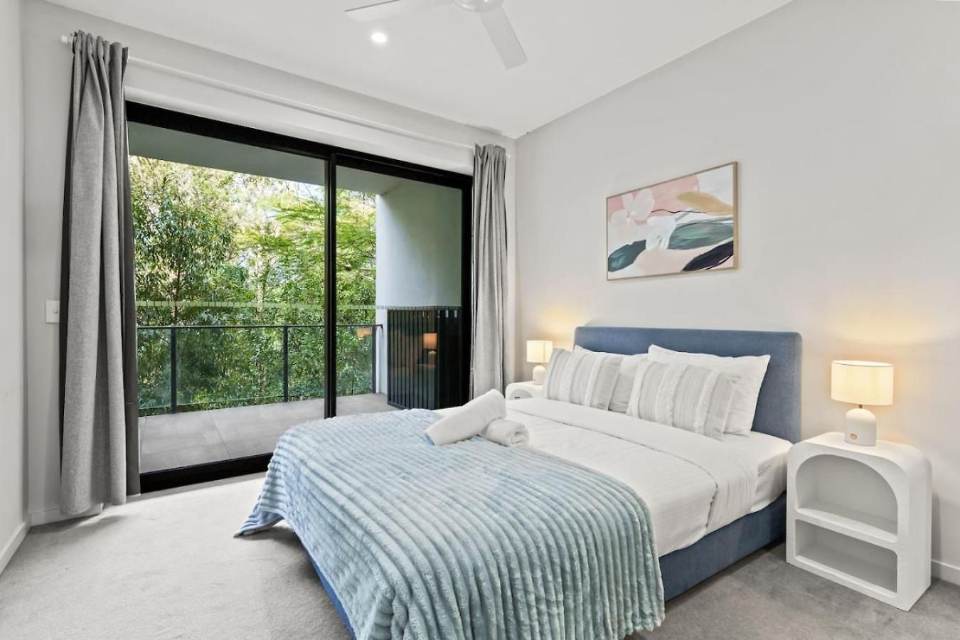 Apartment Modern Retreat Two Ensuite Bedrooms And Walk To Shops *