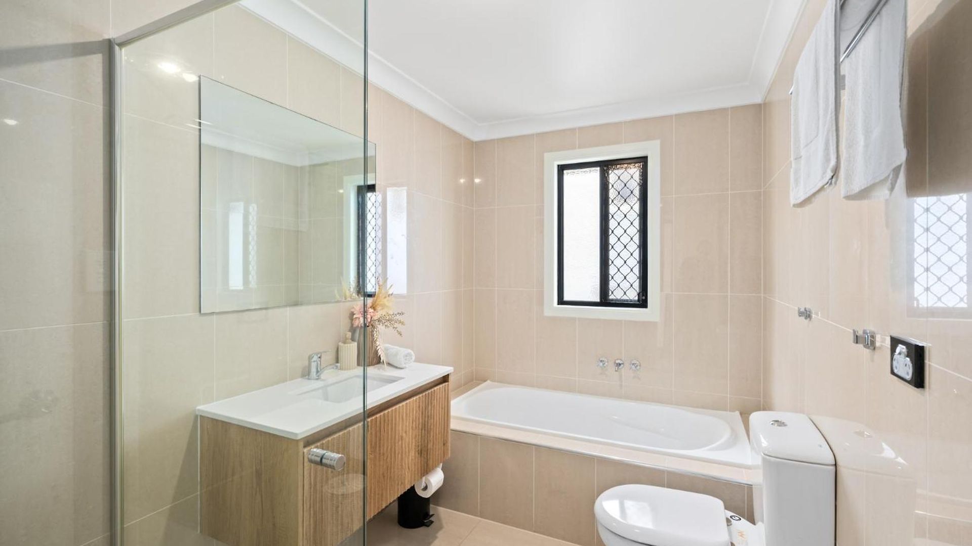 Smart Self Check-in - Sunnybank Station Apartment *