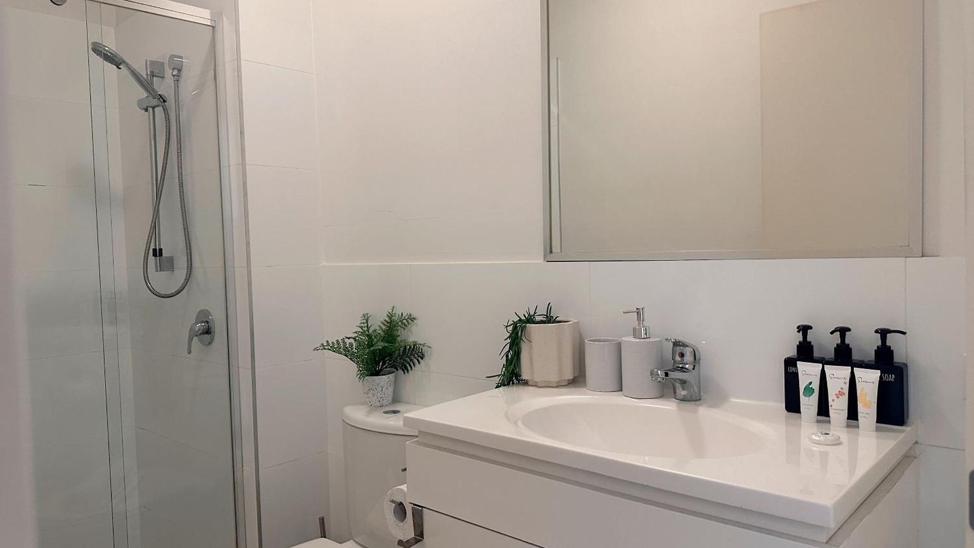 Modern 2br Retreat - 5min To Cbd & Free Parking
