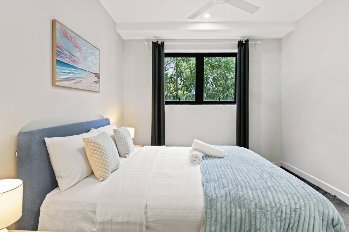 Modern Retreat Two Ensuite Bedrooms And Walk To Shops *