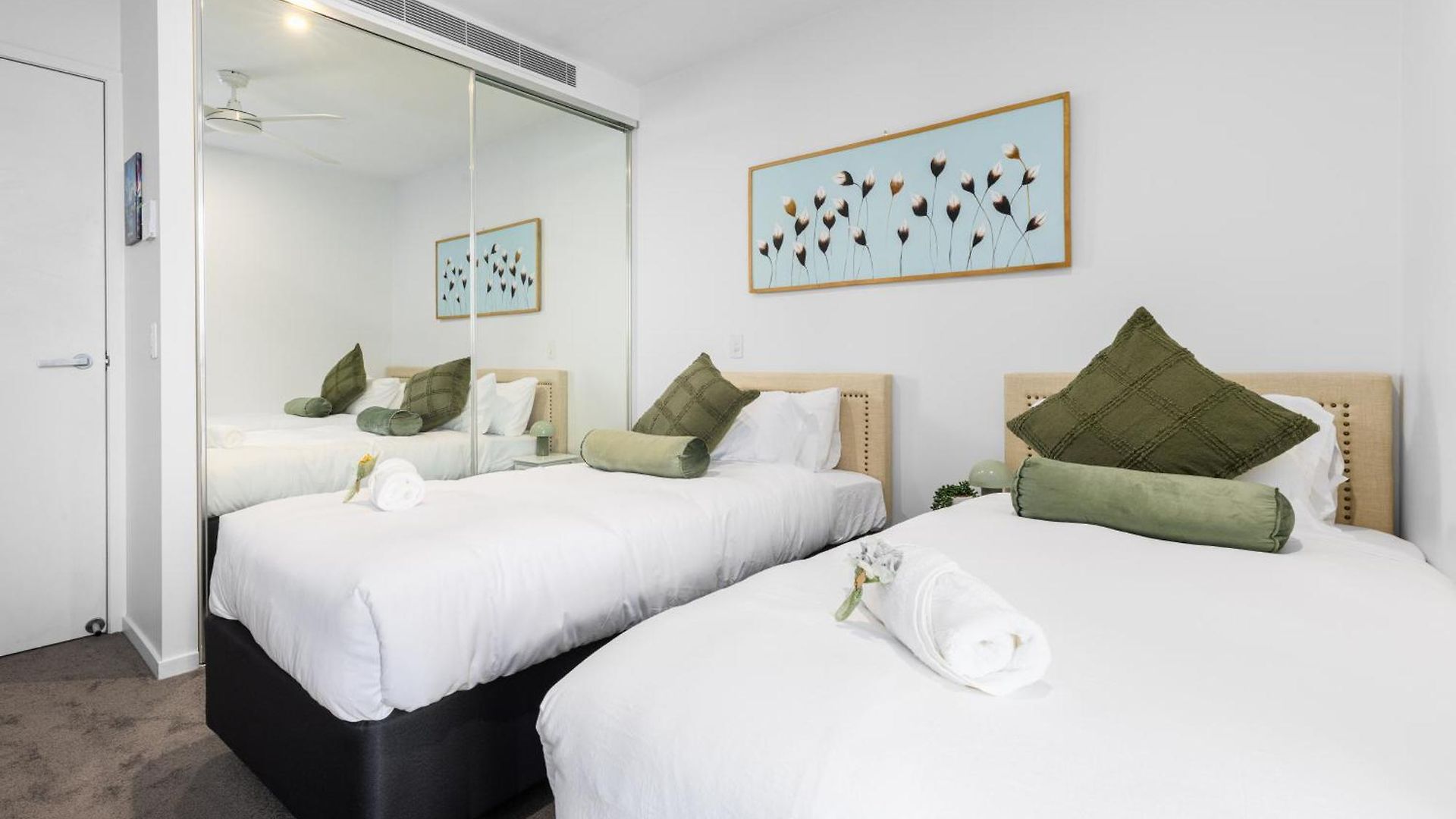 Apartment West End 2br Gem With Rooftop Pool, Balcony & Parking