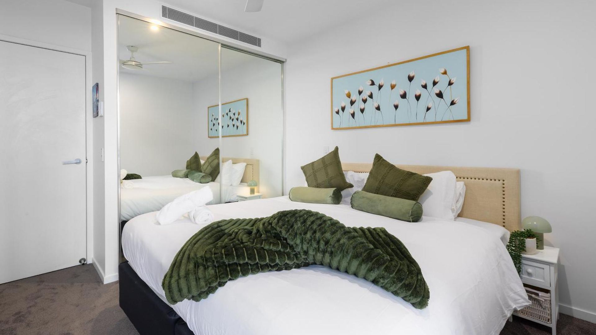 Apartment West End 2br Gem With Rooftop Pool, Balcony & Parking *