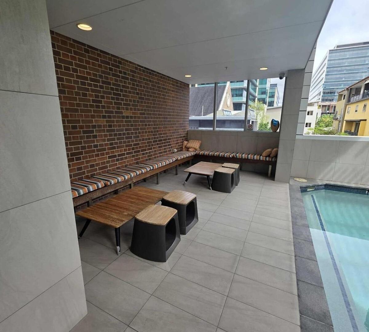 Stylish 1br Valley With Secure Car Park *