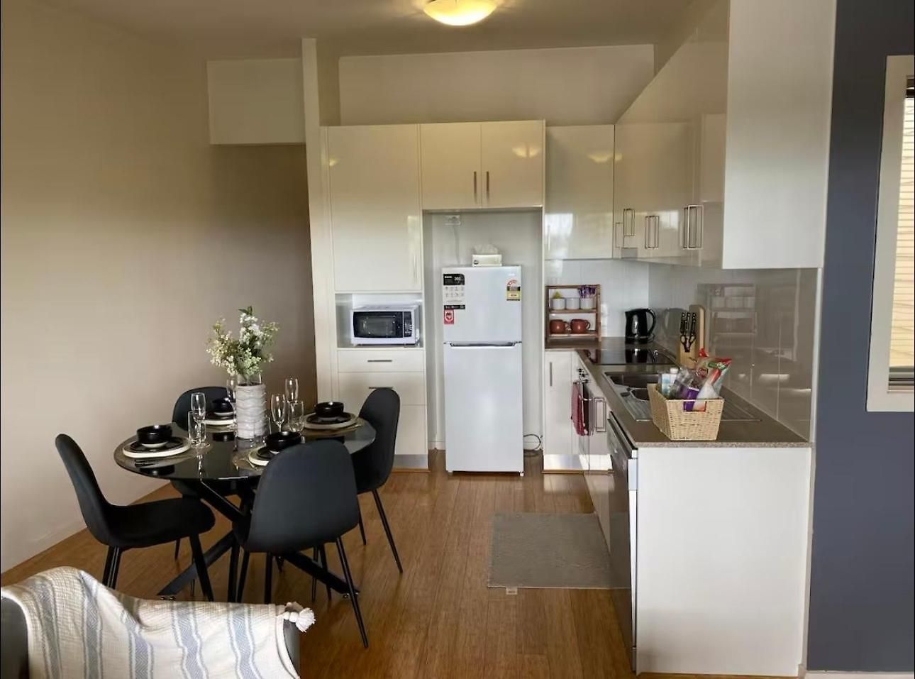 Modern 2br Retreat - 5min To Cbd & Free Parking Apartment *