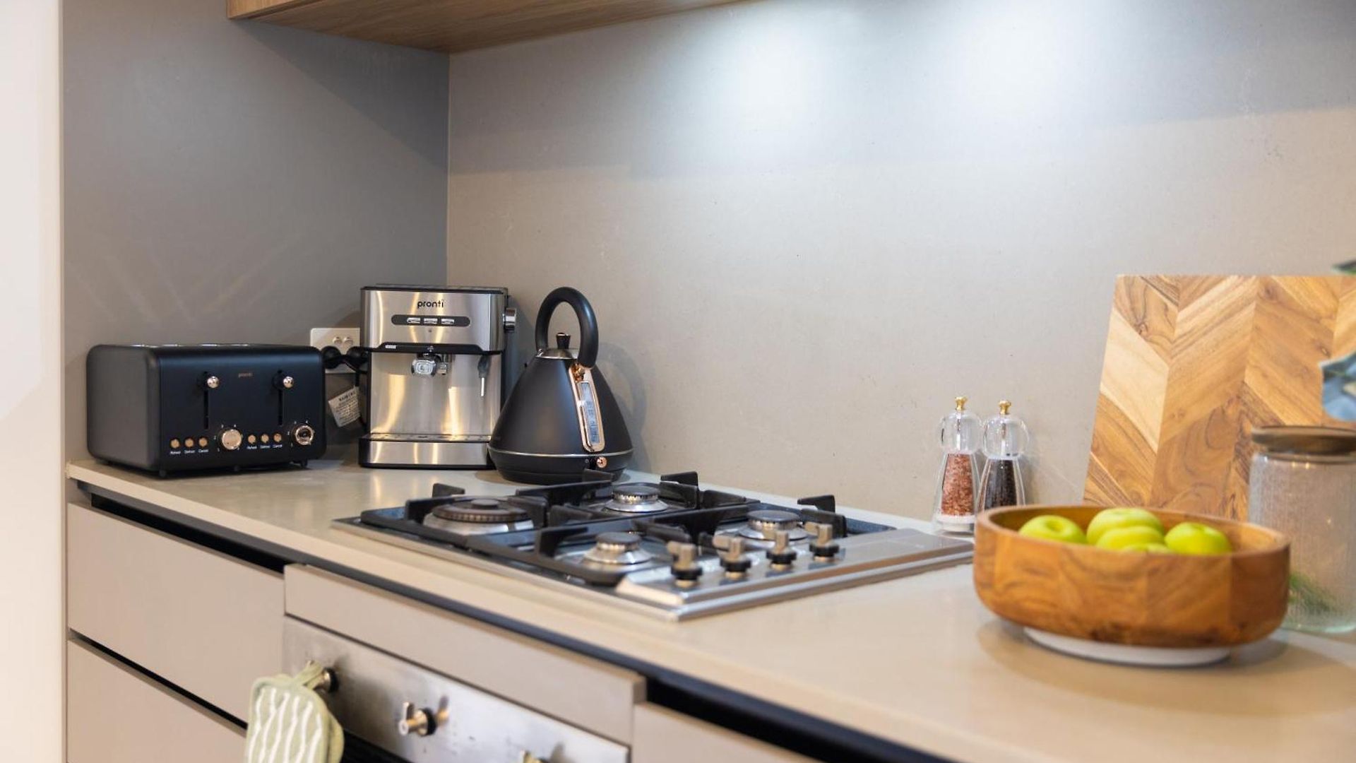 West End 2br Gem With Rooftop Pool, Balcony & Parking Apartment *