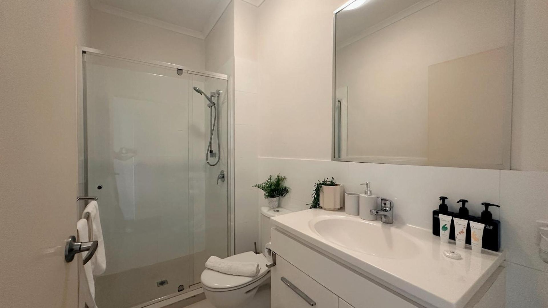 Modern 2br Retreat - 5min To Cbd & Free Parking Apartment *