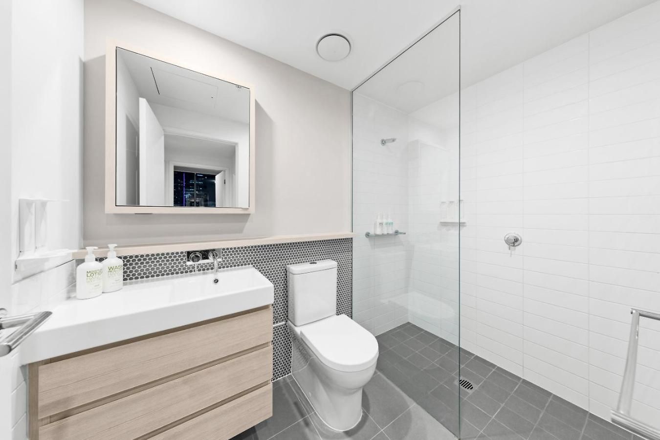 Skyline Framed 1br At Lucid Apartment
