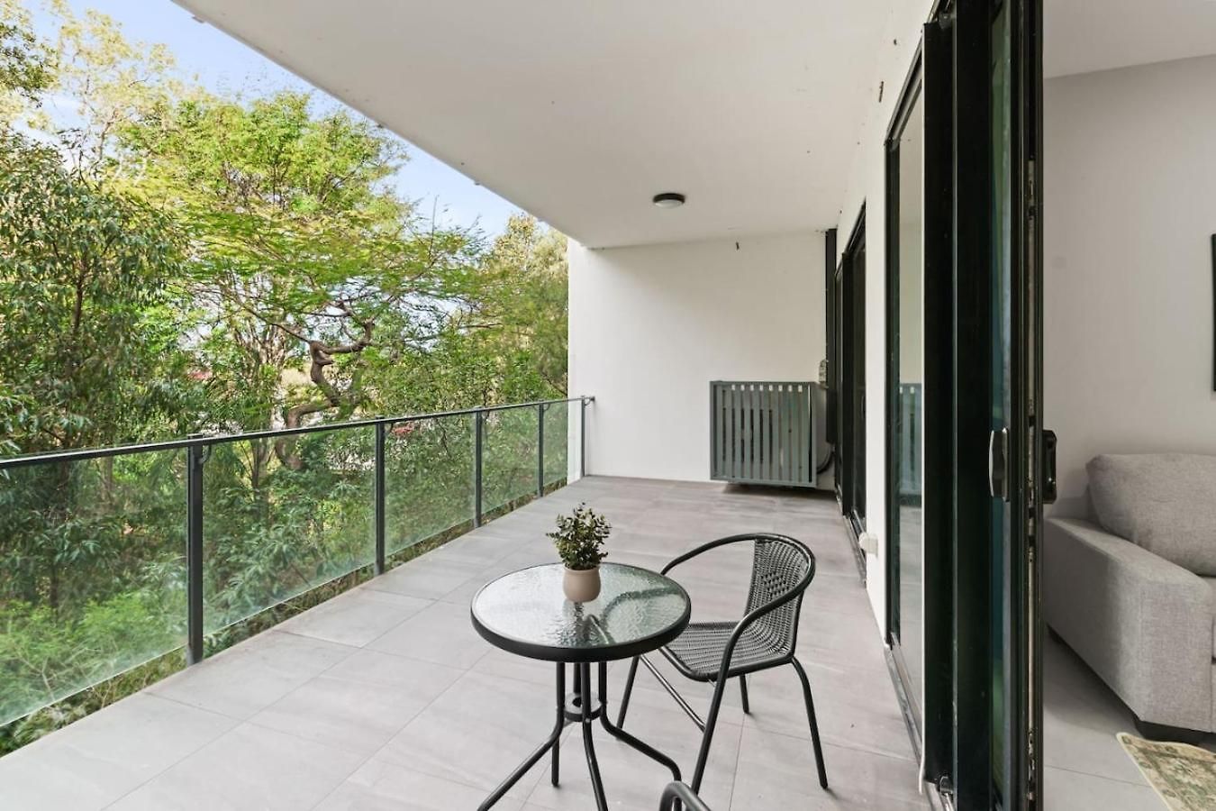 Apartment Modern Retreat Two Ensuite Bedrooms And Walk To Shops *
