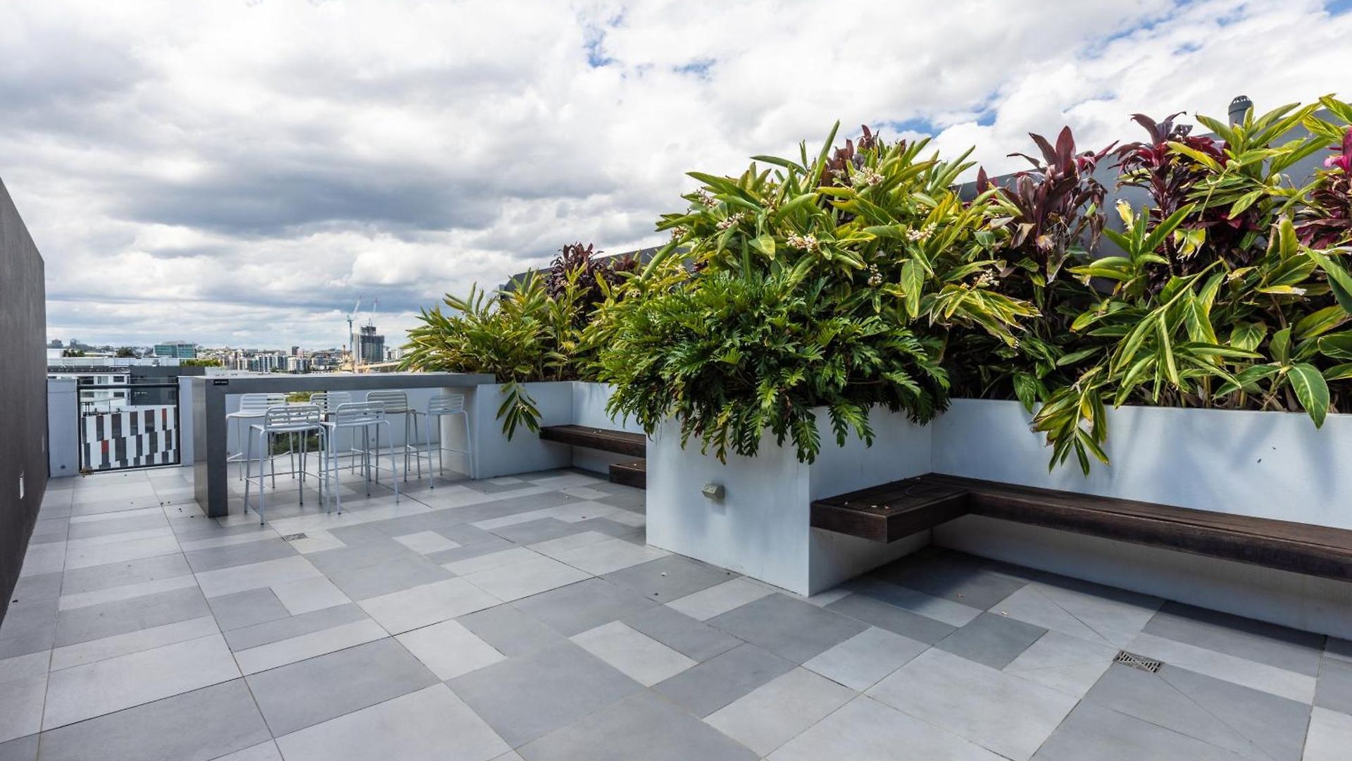 Apartment West End 2br Gem With Rooftop Pool, Balcony & Parking
