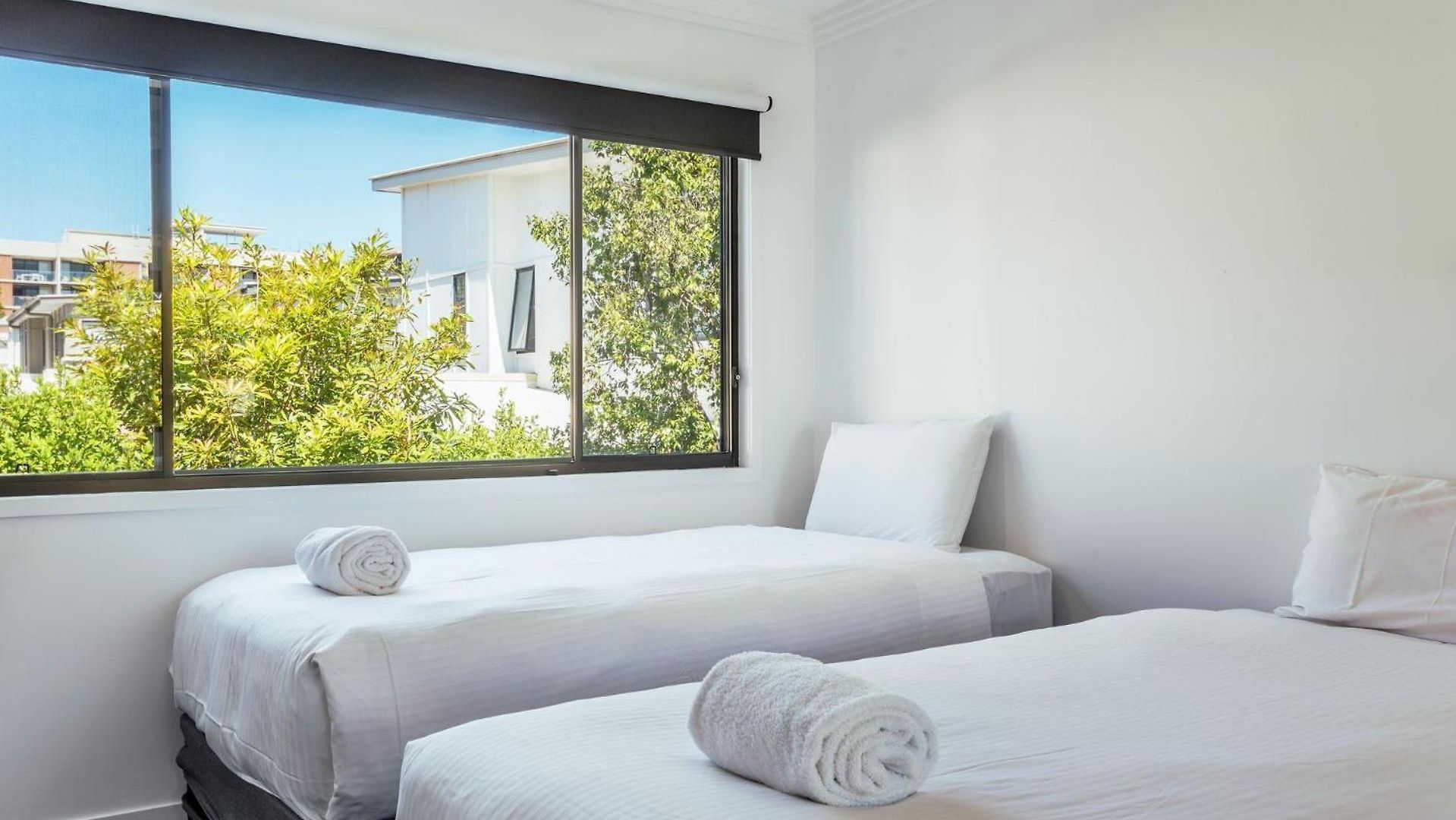 East Village Collective Poolside Urban Ease 15 Min To Airport Apartment *