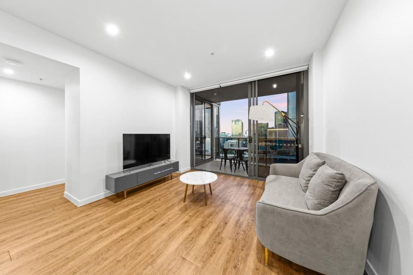 Skyline Framed 1br At Lucid Apartment *