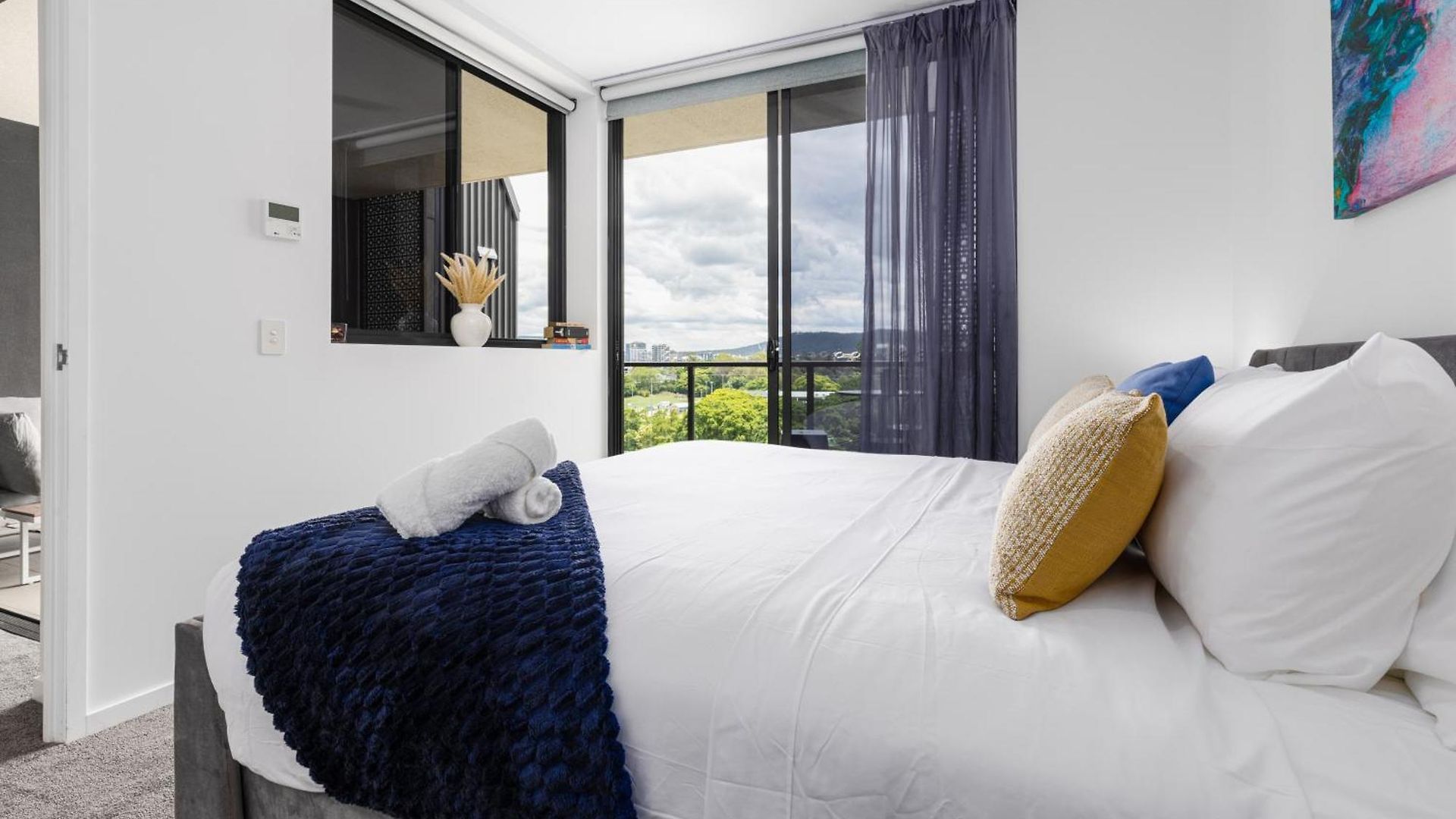 Apartment West End 2br Gem With Rooftop Pool, Balcony & Parking *