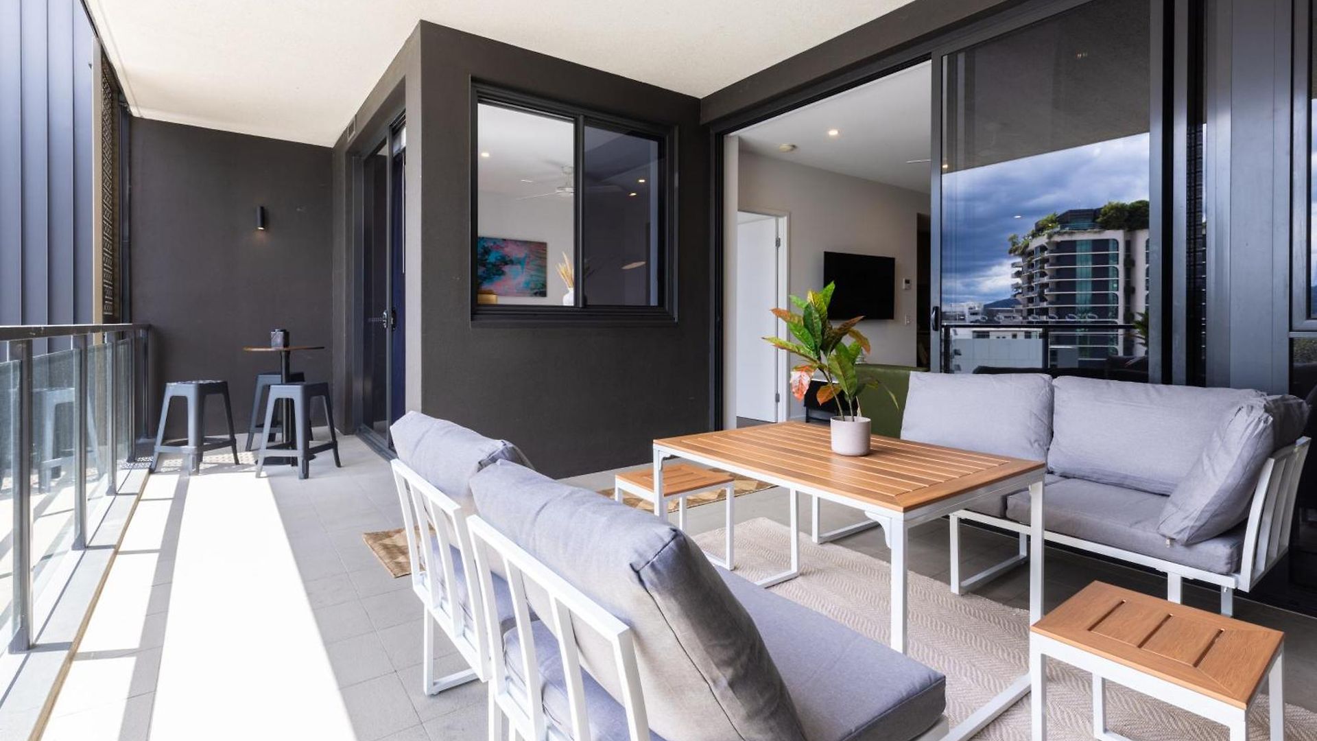 West End 2br Gem With Rooftop Pool, Balcony & Parking Apartment