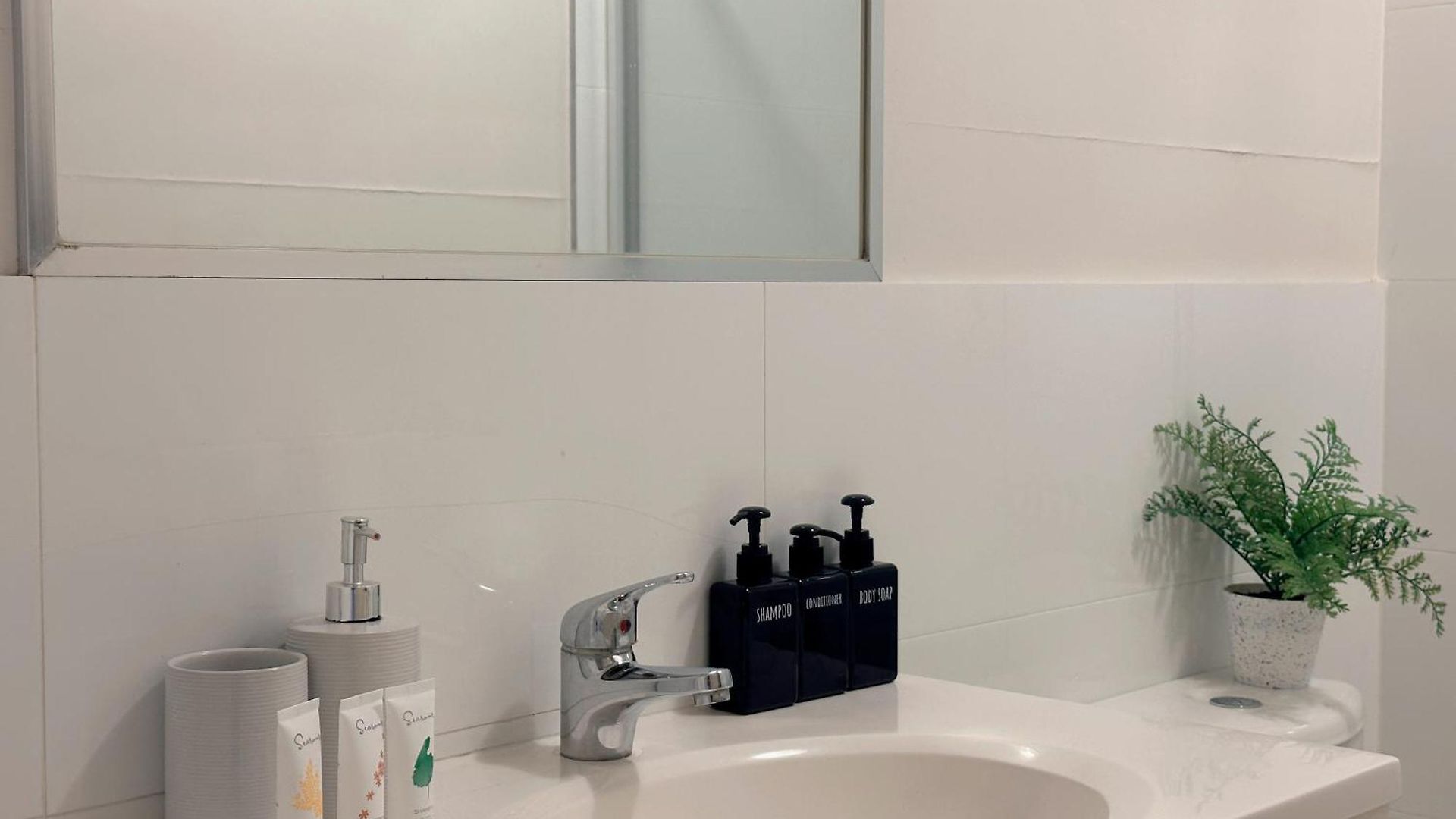Modern 2br Retreat - 5min To Cbd & Free Parking Apartment *