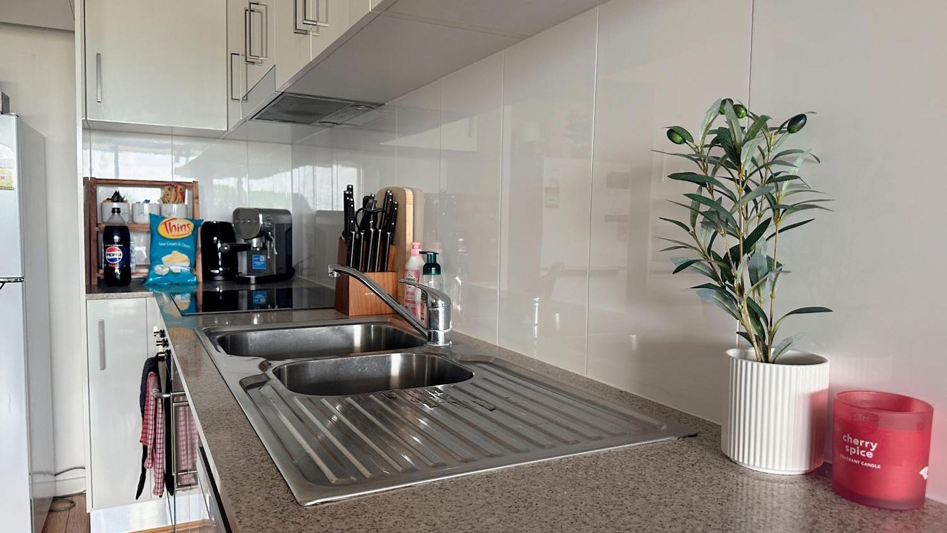 Modern 2br Retreat - 5min To Cbd & Free Parking Apartment