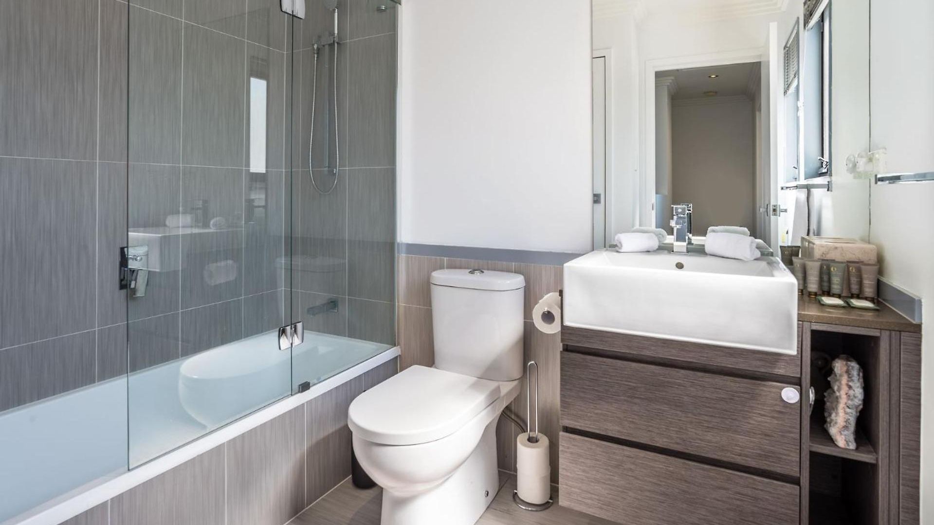 Apartment East Village Collective Poolside Urban Ease 15 Min To Airport *