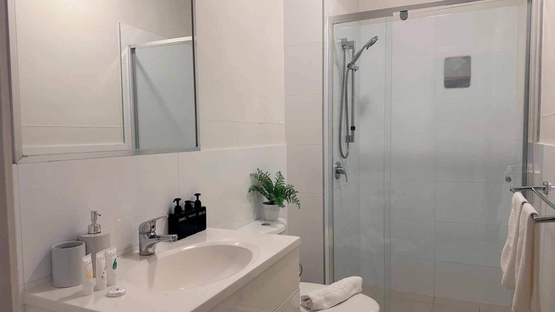 Modern 2br Retreat - 5min To Cbd & Free Parking Brisbane