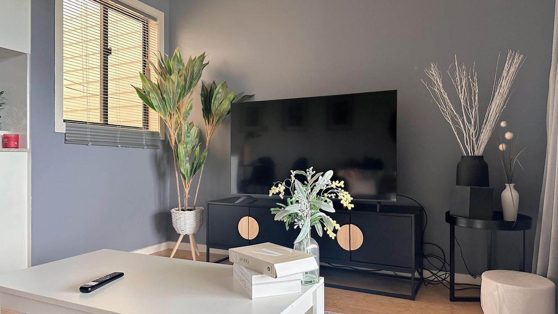 Modern 2br Retreat - 5min To Cbd & Free Parking Apartment