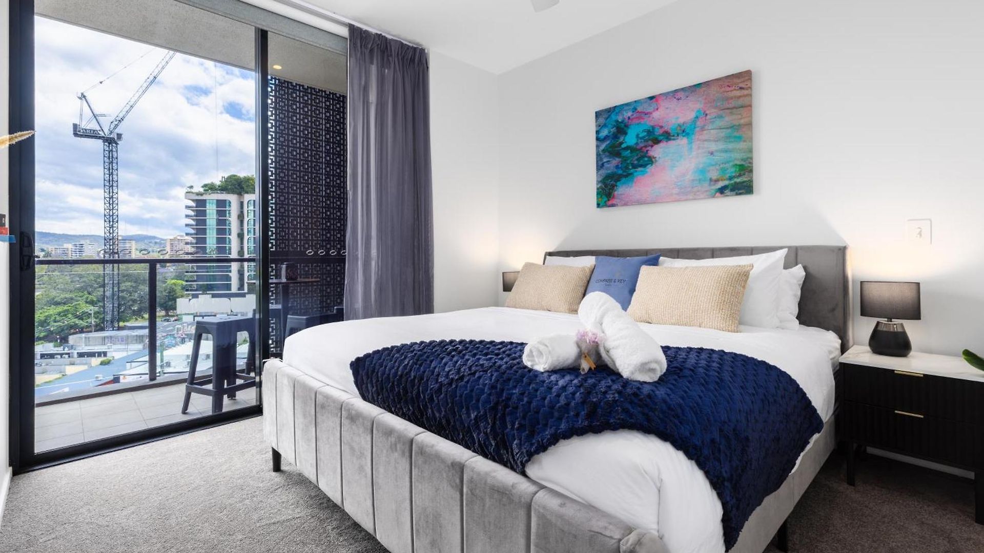 West End 2br Gem With Rooftop Pool, Balcony & Parking Apartment *