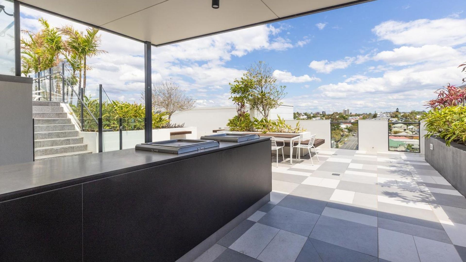 West End 2br Gem With Rooftop Pool, Balcony & Parking Apartment *