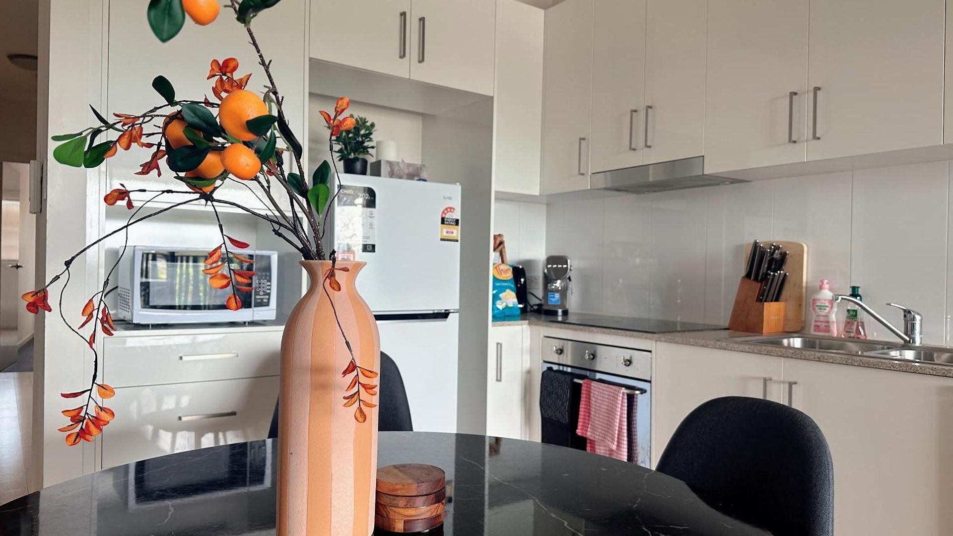 Modern 2br Retreat - 5min To Cbd & Free Parking