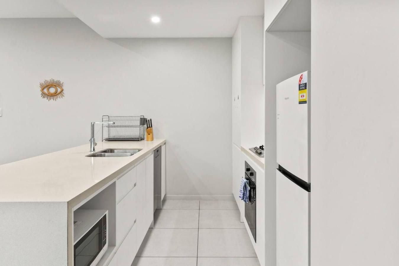 Modern Retreat Two Ensuite Bedrooms And Walk To Shops