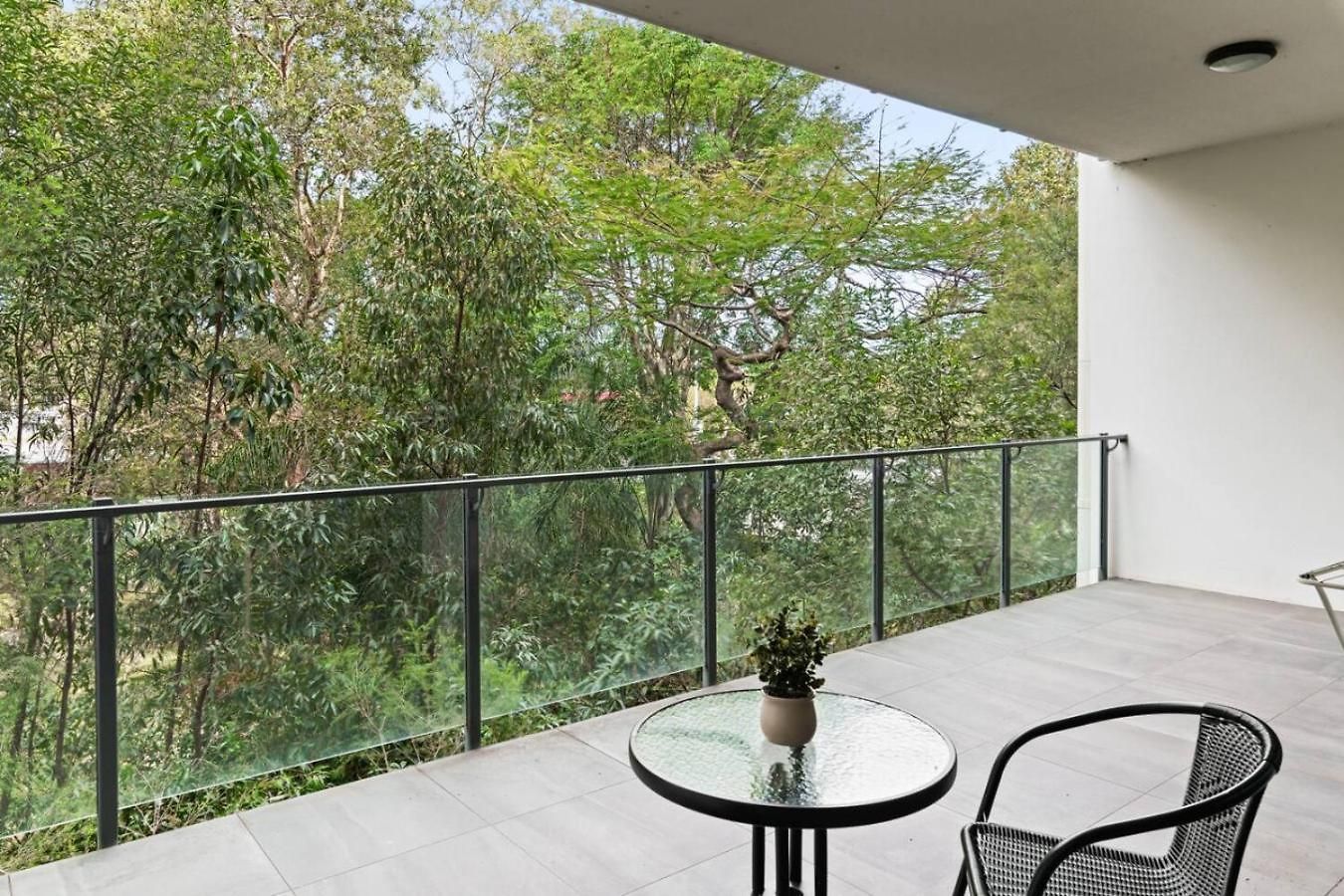 Apartment Modern Retreat Two Ensuite Bedrooms And Walk To Shops *