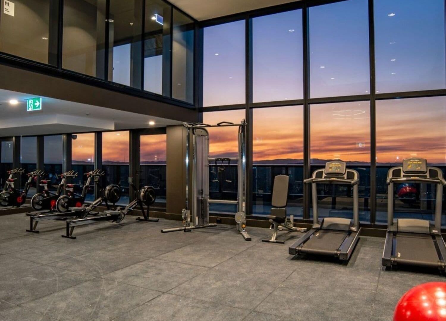 Hamptons Retreat On Level 77 In Skytower