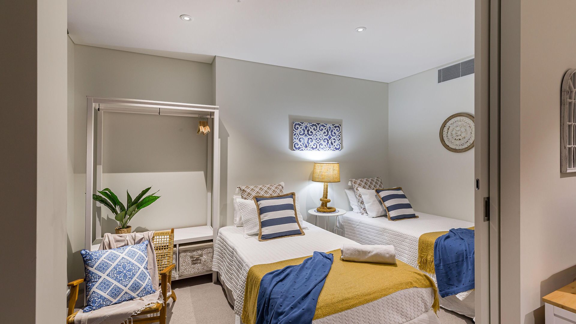 Hamptons Retreat On Level 77 In Skytower Apartment *
