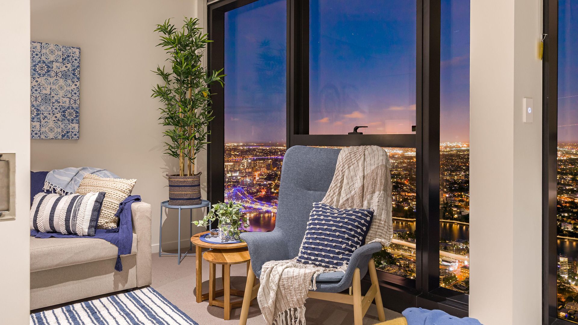 Hamptons Retreat On Level 77 In Skytower Apartment *