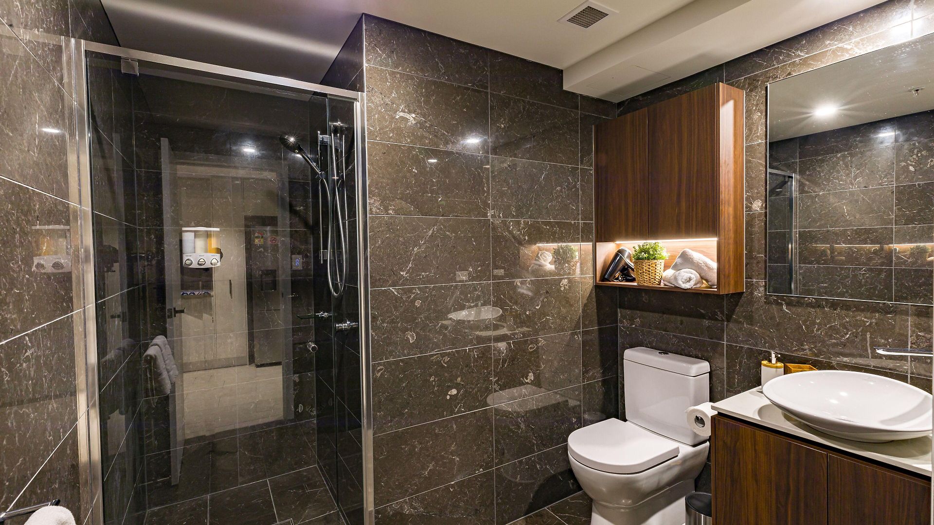 Hamptons Retreat On Level 77 In Skytower Apartment Brisbane