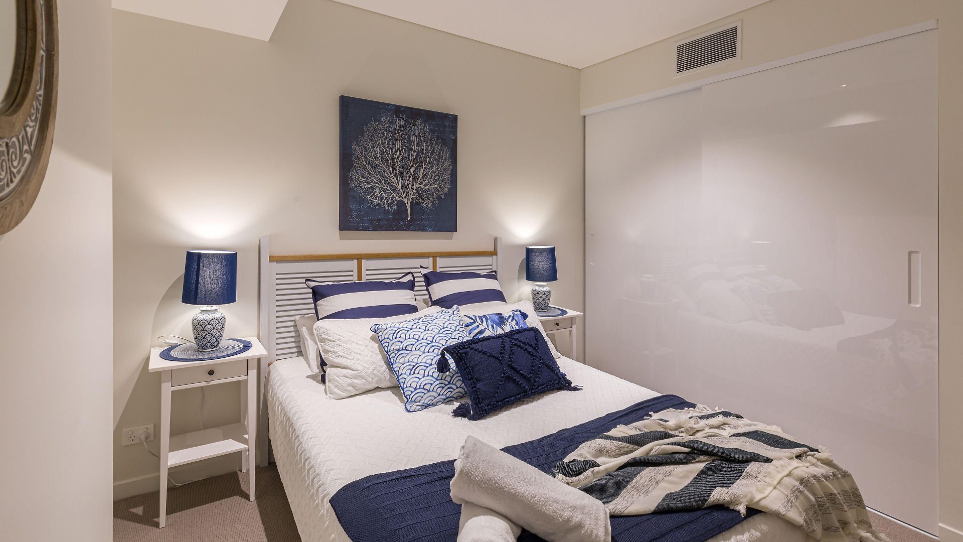 Hamptons Retreat On Level 77 In Skytower * Brisbane