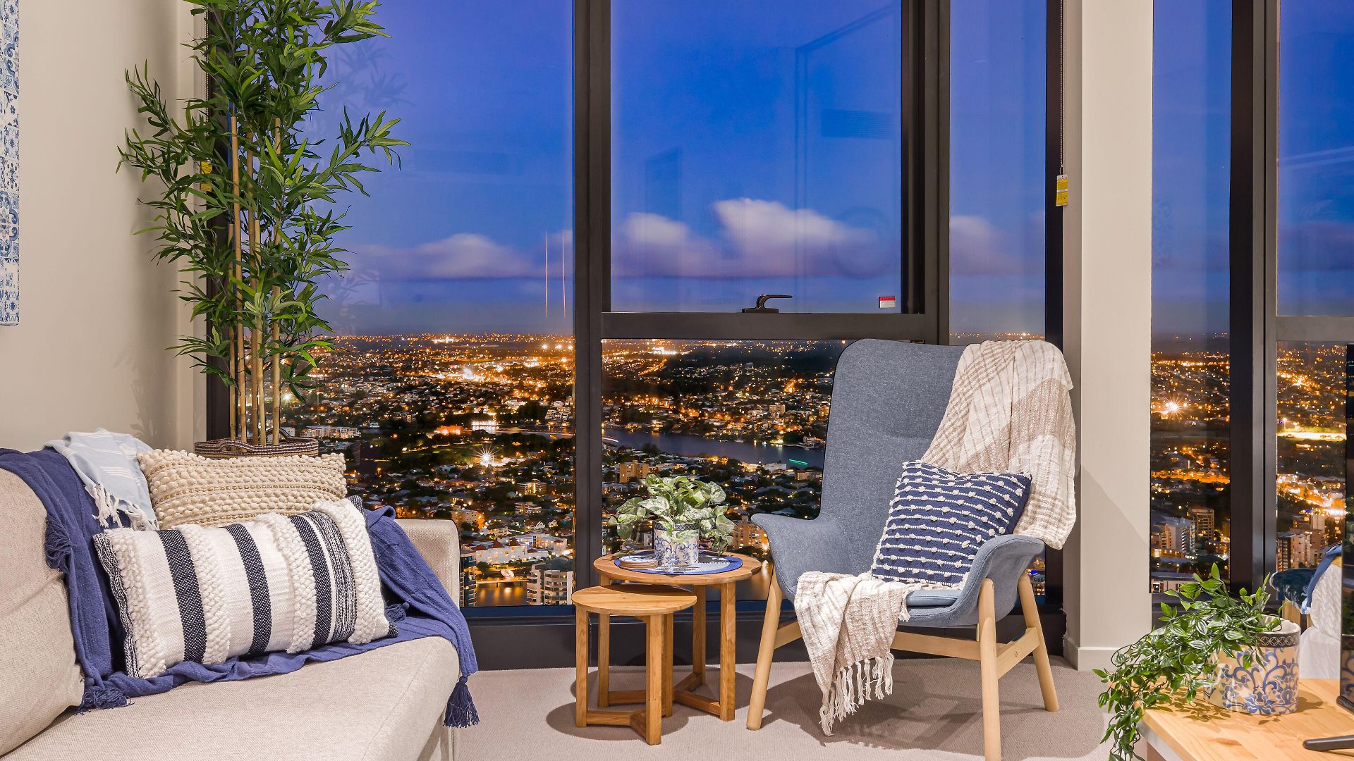 Hamptons Retreat On Level 77 In Skytower Brisbane