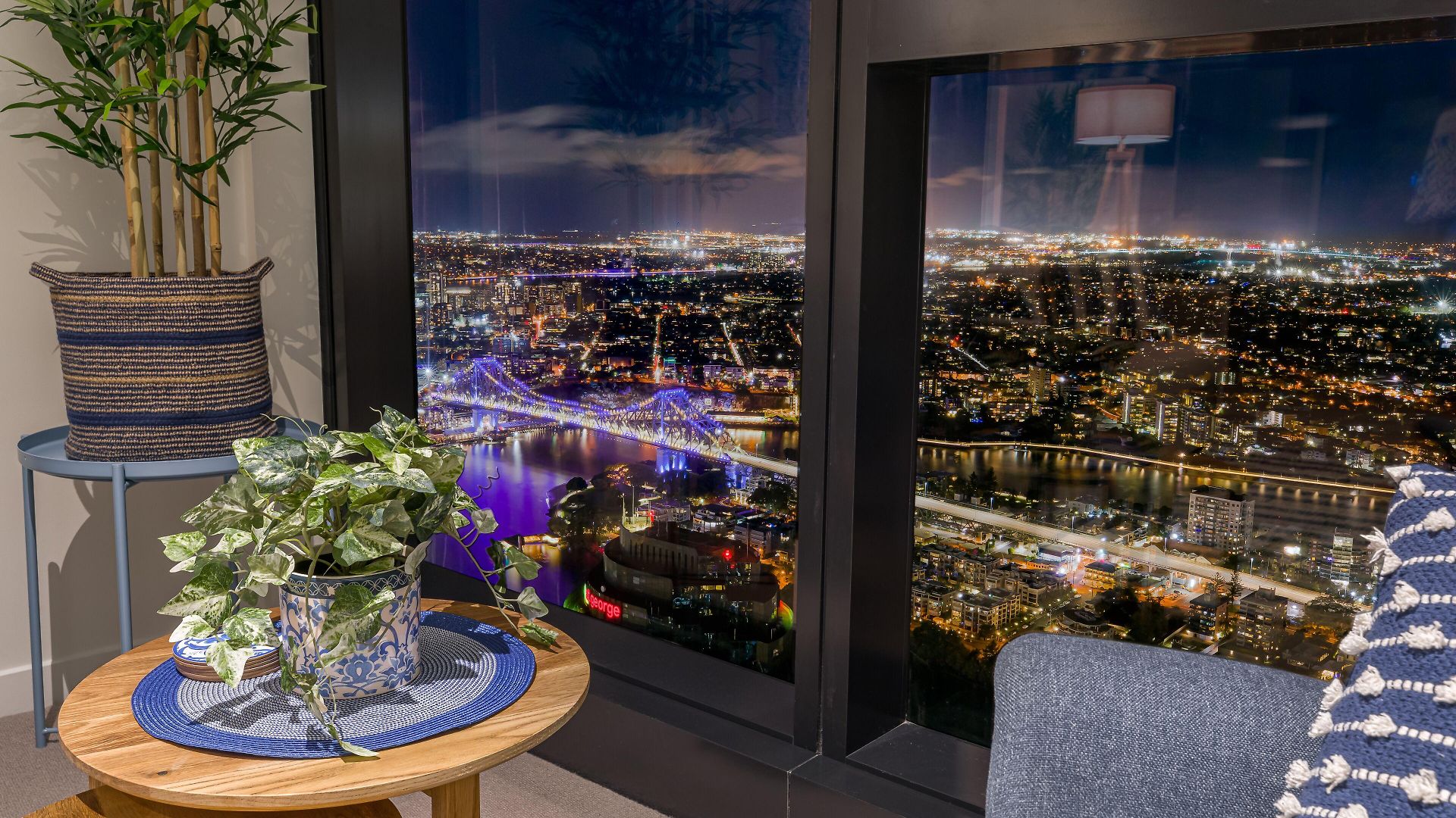 Hamptons Retreat On Level 77 In Skytower Apartment *