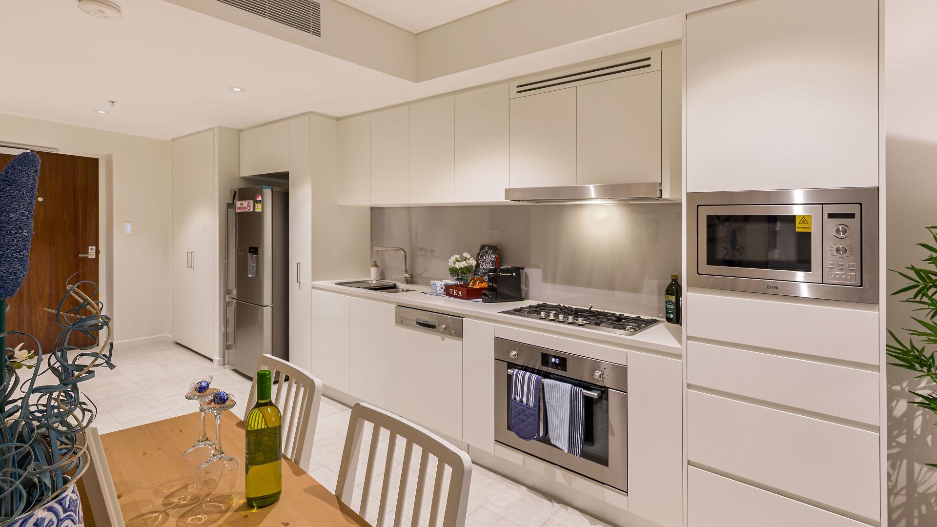 Hamptons Retreat On Level 77 In Skytower * Brisbane