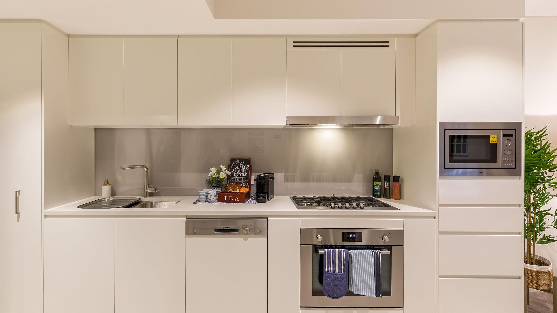 Hamptons Retreat On Level 77 In Skytower Brisbane