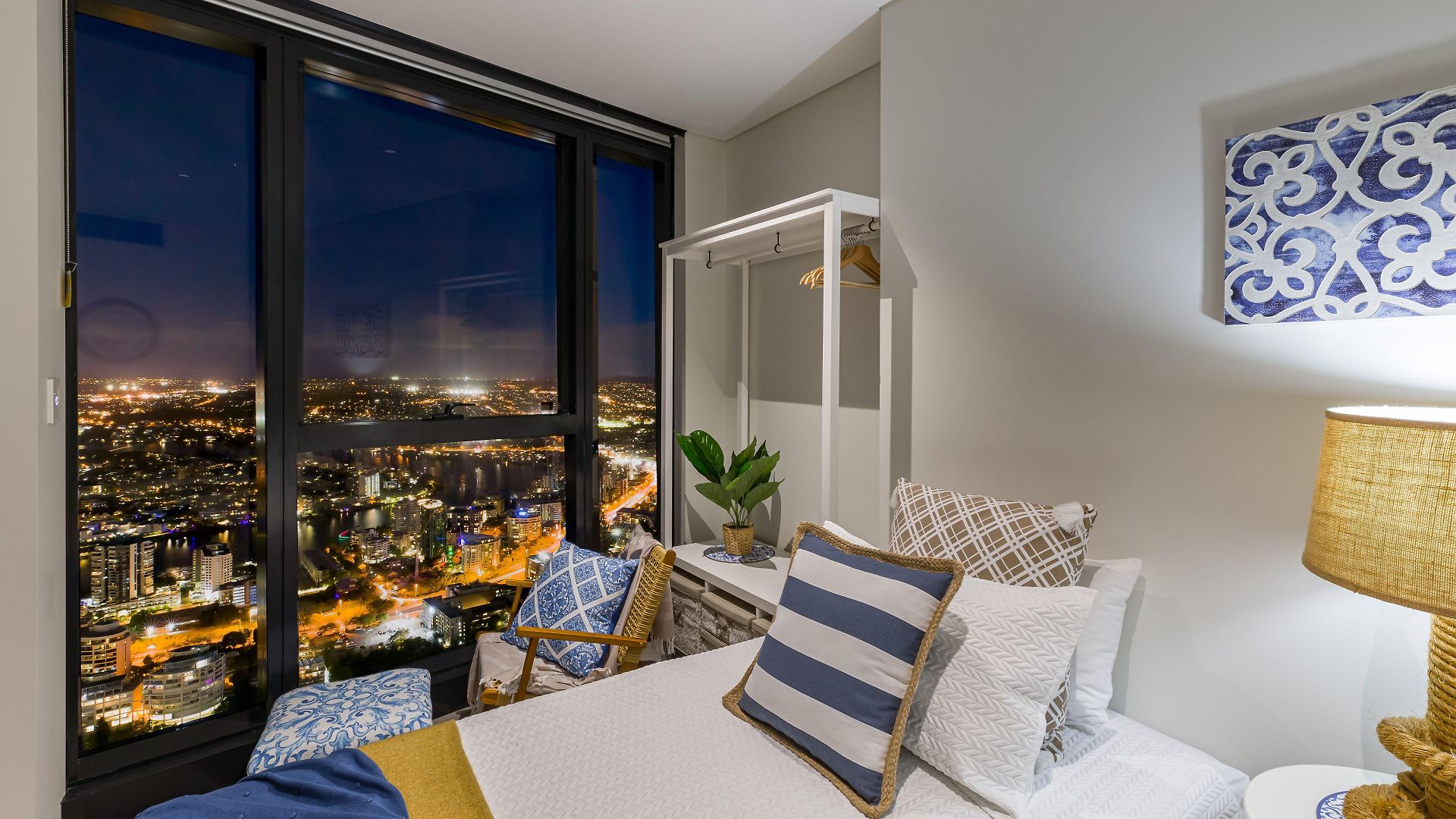 Hamptons Retreat On Level 77 In Skytower * Brisbane