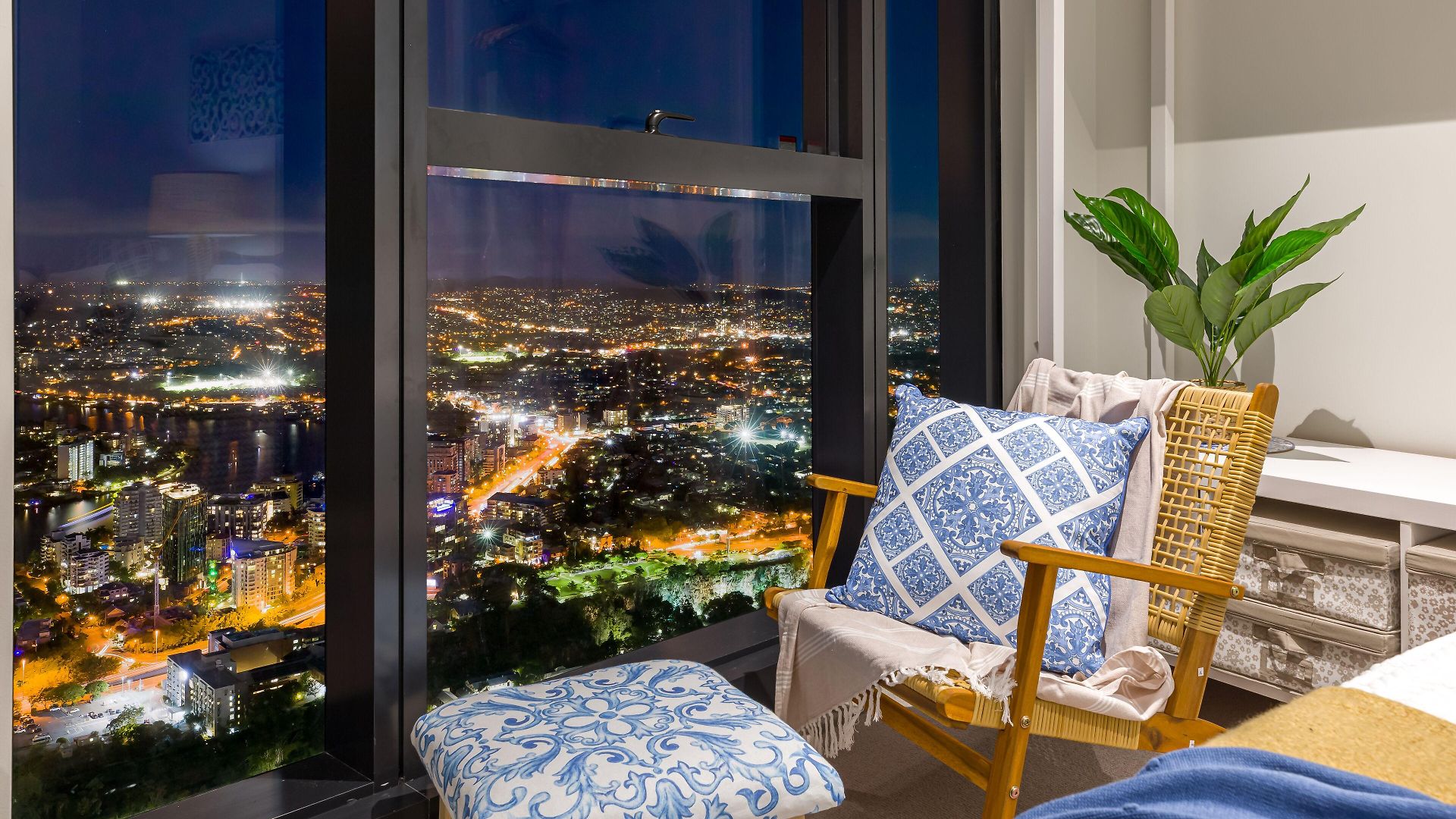 Hamptons Retreat On Level 77 In Skytower Apartment