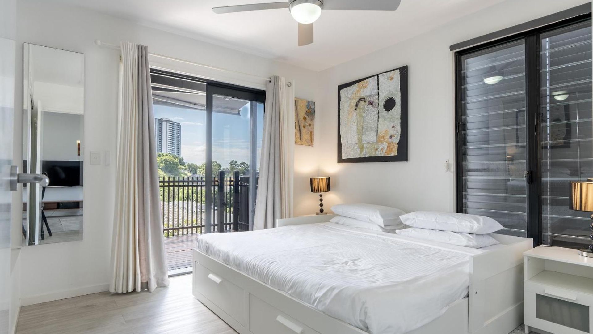 Sophisticated 2-bed With Alfresco Dining Apartment *