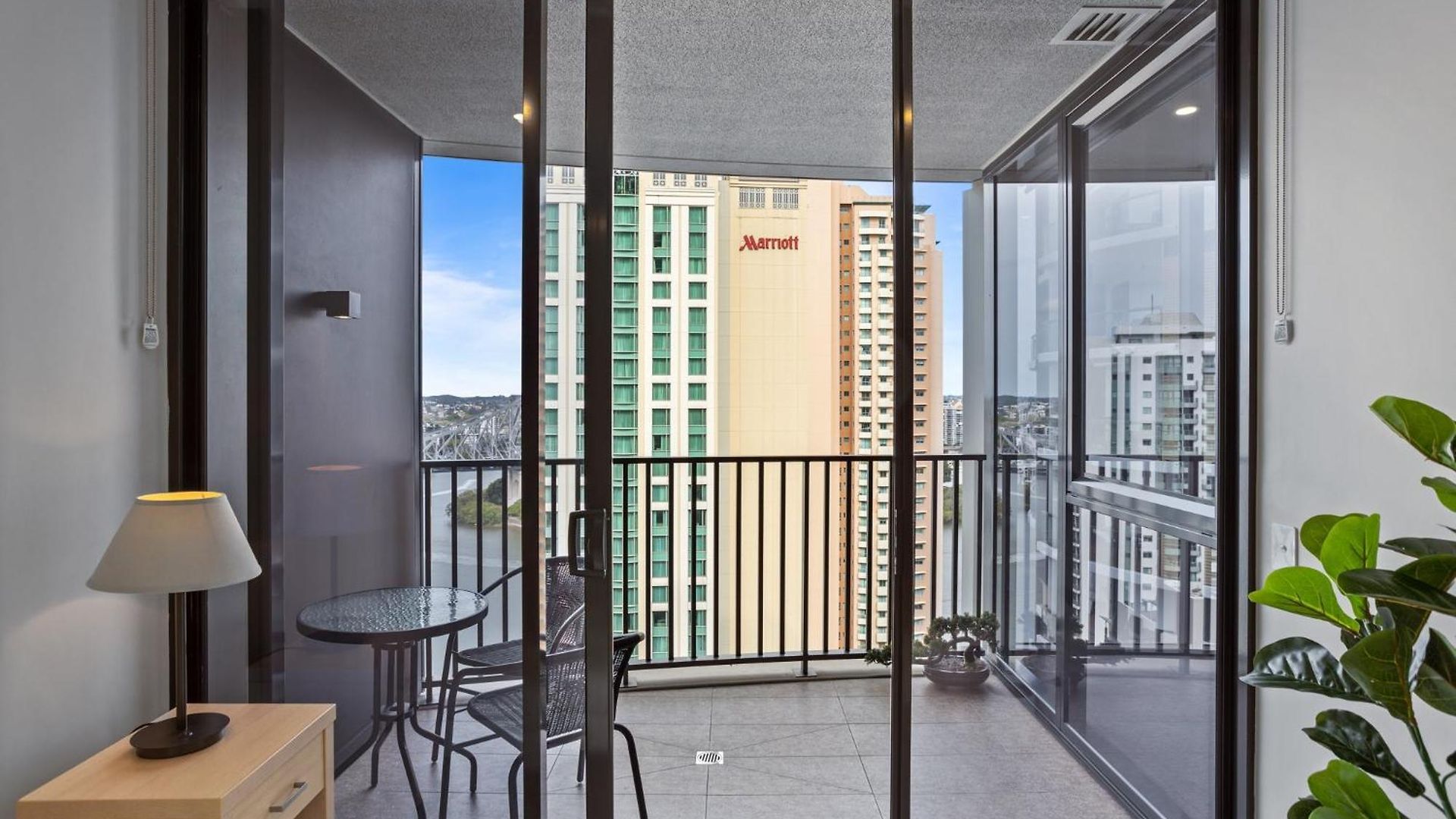 Cosy 1-bed With River Views Pool Gym & Bbq Apartment Brisbane