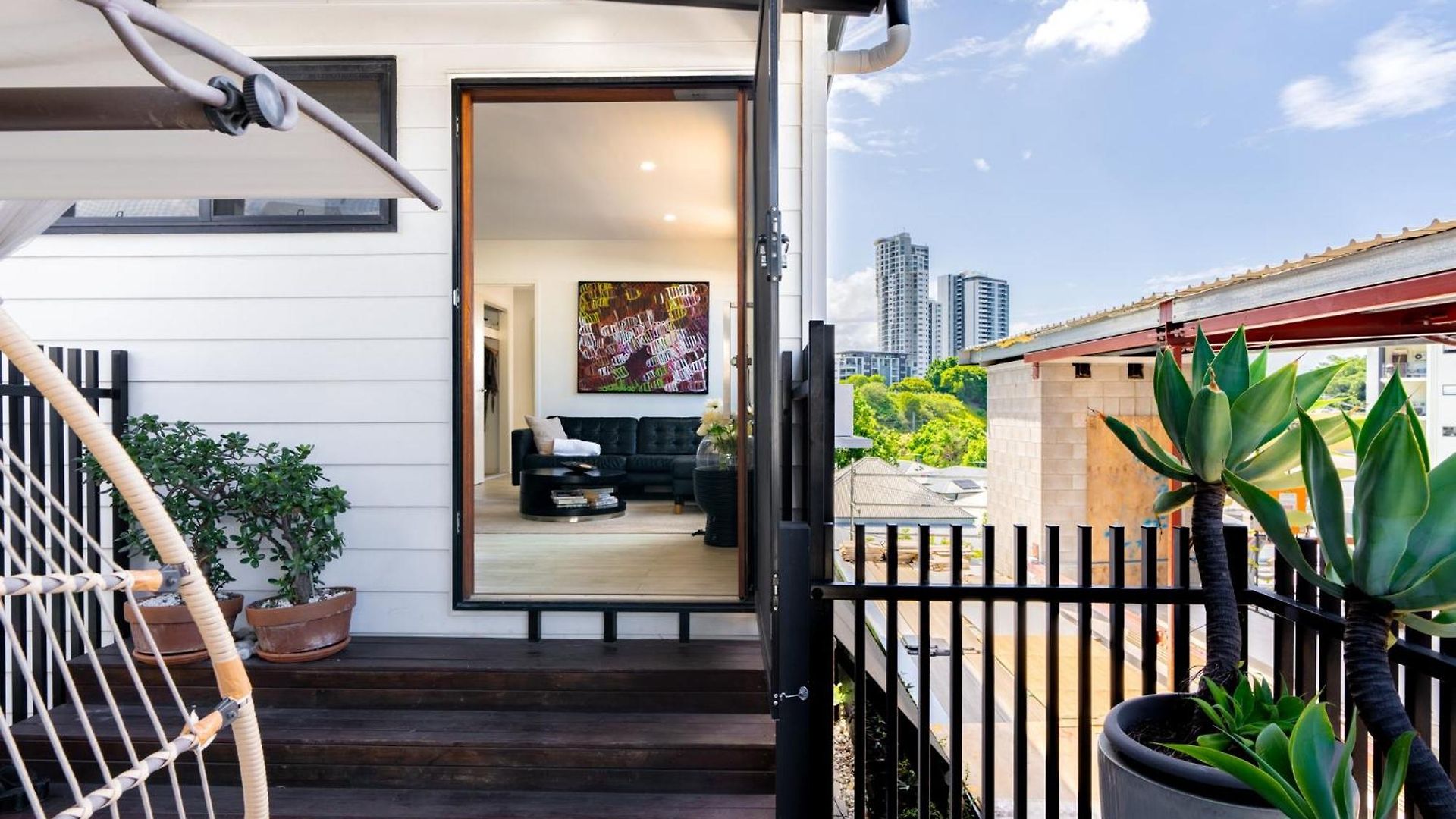 Sophisticated 2-bed With Alfresco Dining Apartment *