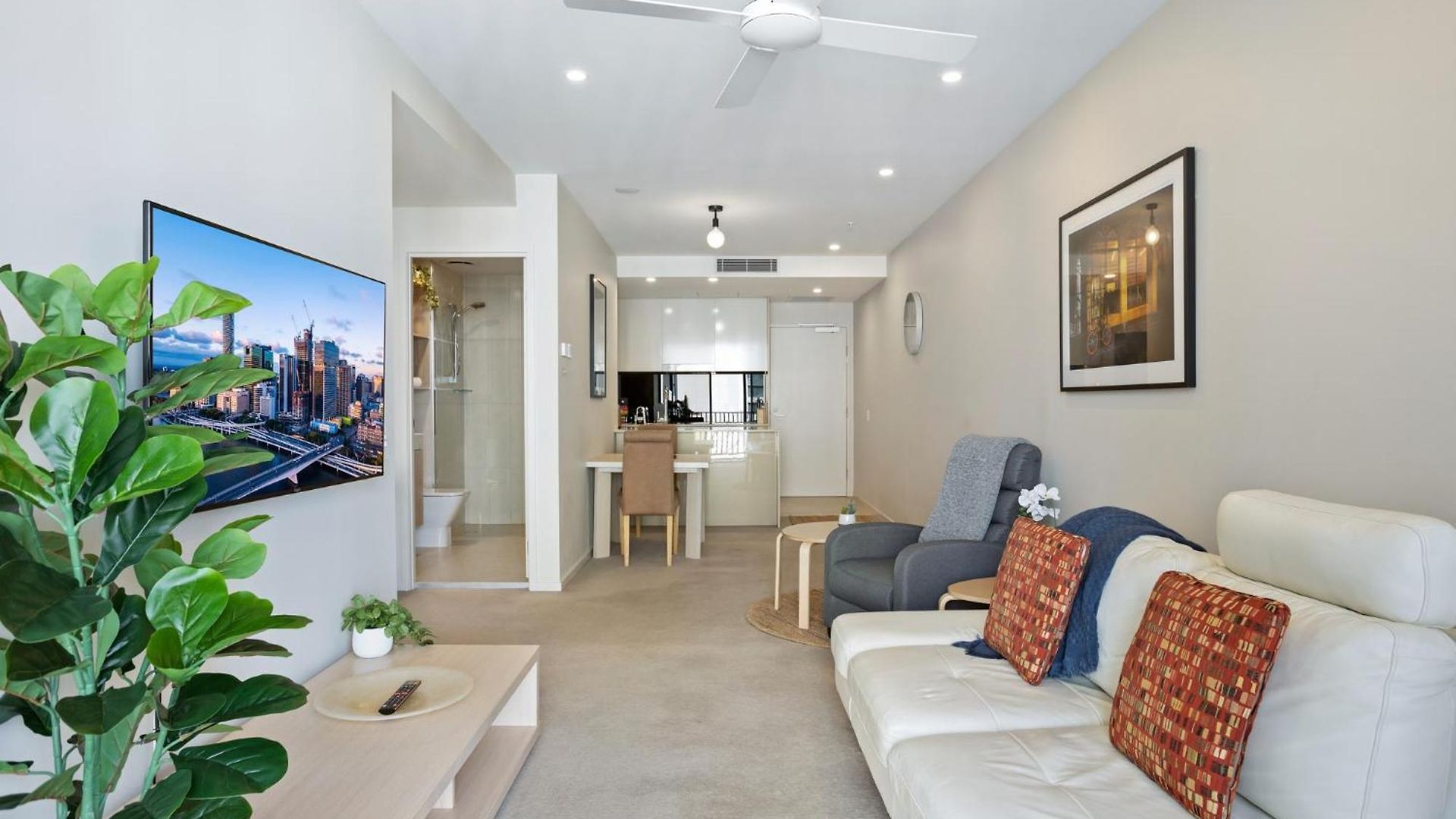 Cosy 1-bed With River Views Pool Gym & Bbq Apartment *