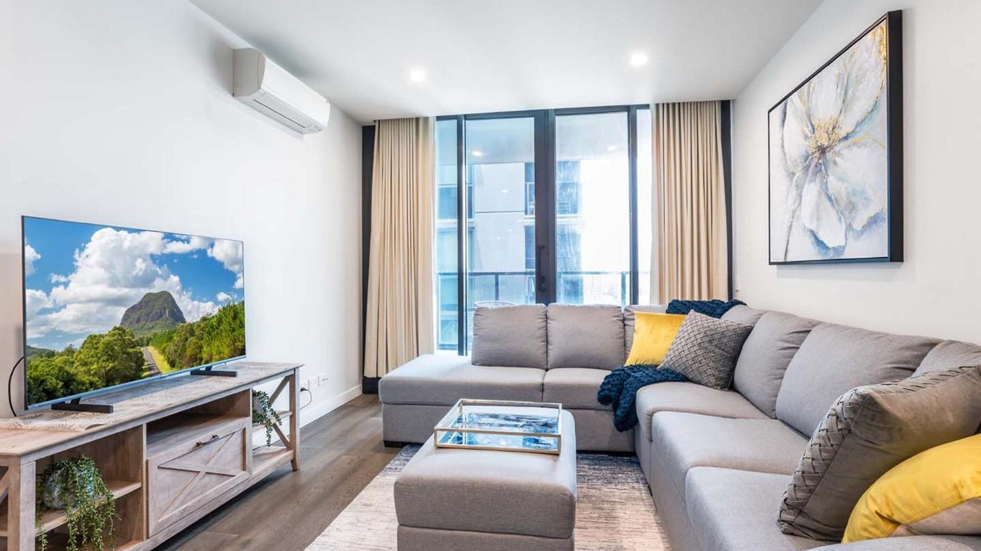 Impeccable 2-bed With Pool & Outdoor Dining *