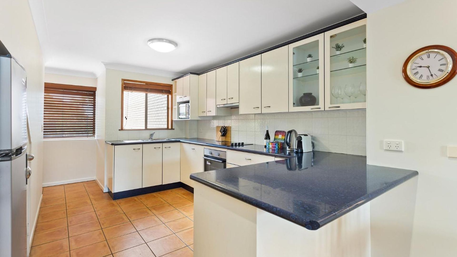 Charming 2-bed With Views Apartment *