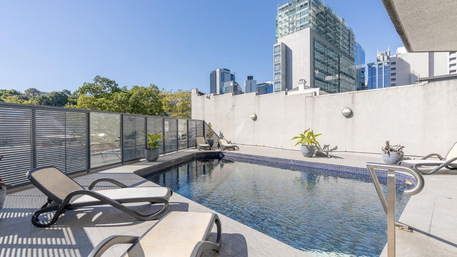 Quirky Cbd With Pool Sauna And Balcony Brisbane