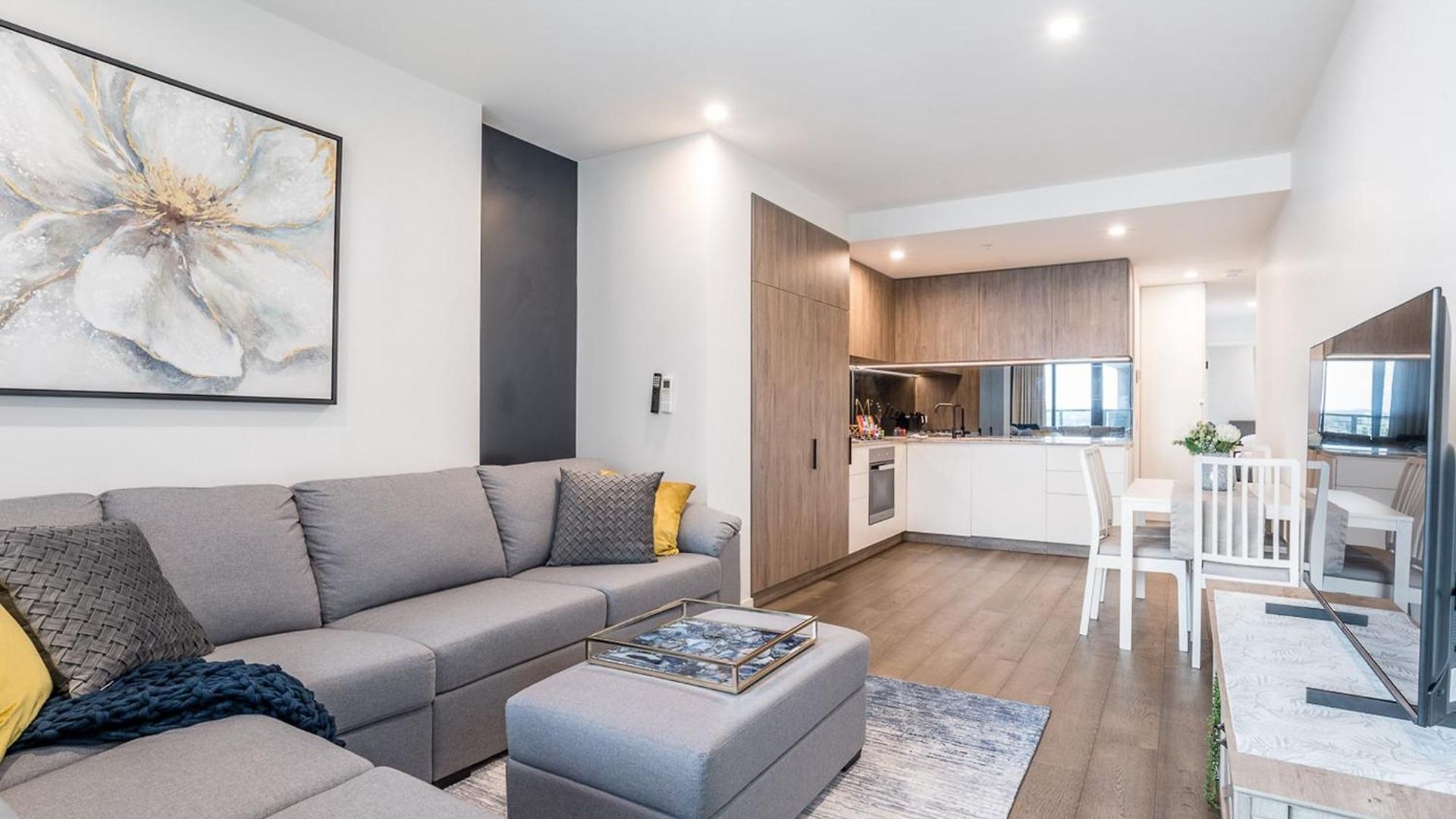 Impeccable 2-bed With Pool & Outdoor Dining *