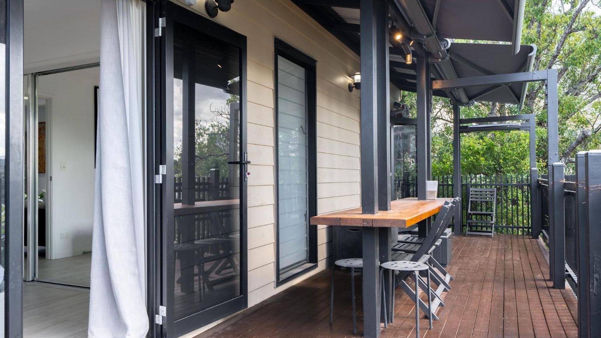 Apartment Sophisticated 2-bed With Alfresco Dining