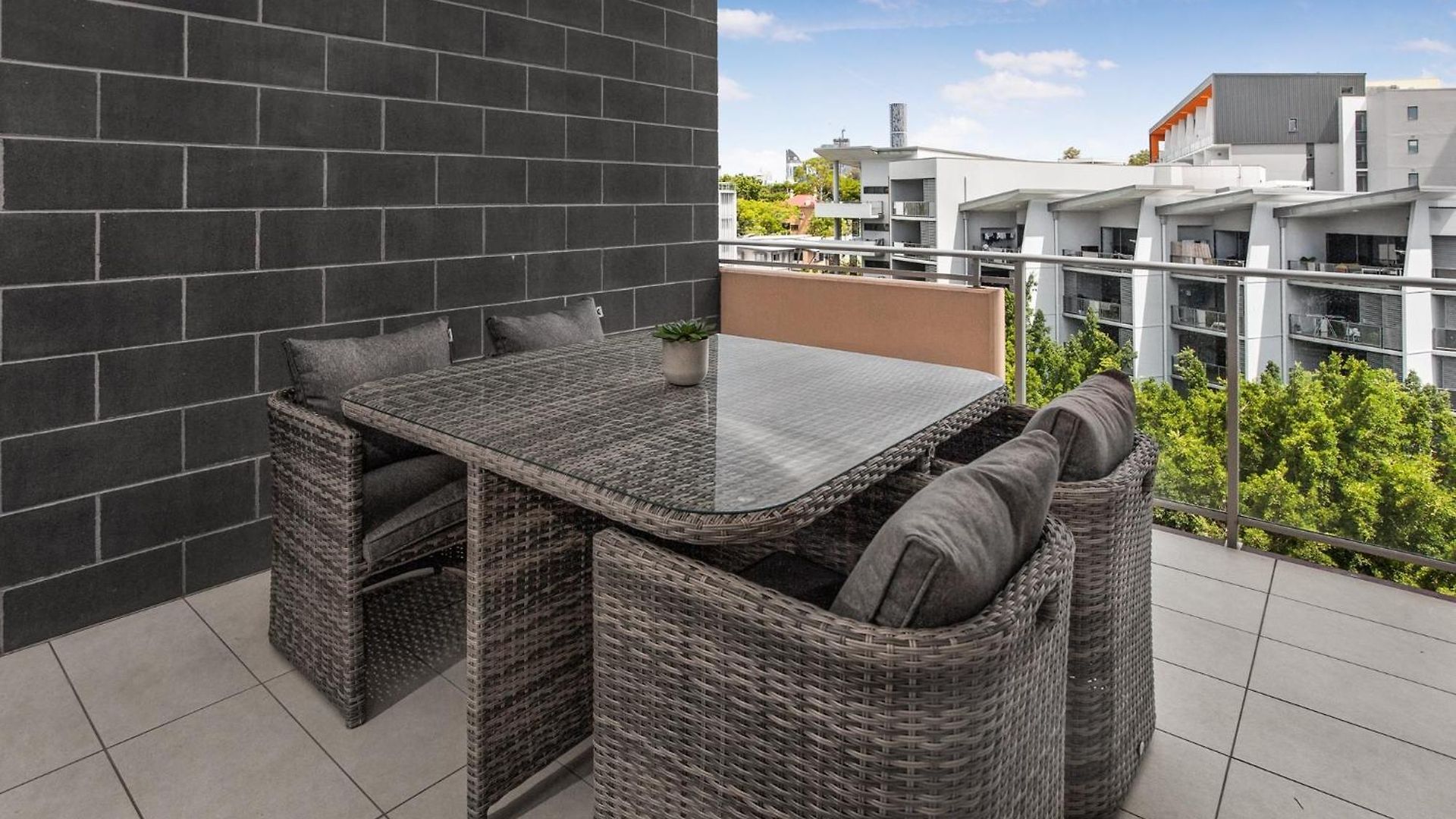 2-bed Near Cbd With Pool Sauna & Bbq *