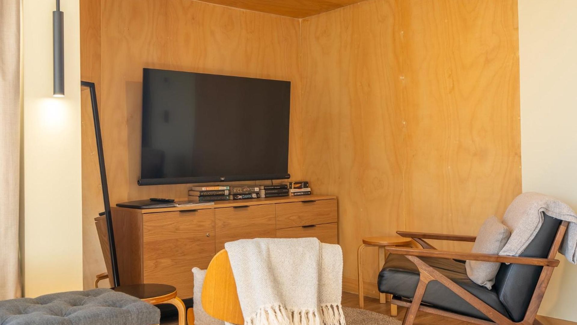 Apartment Quirky Cbd With Pool Sauna And Balcony *
