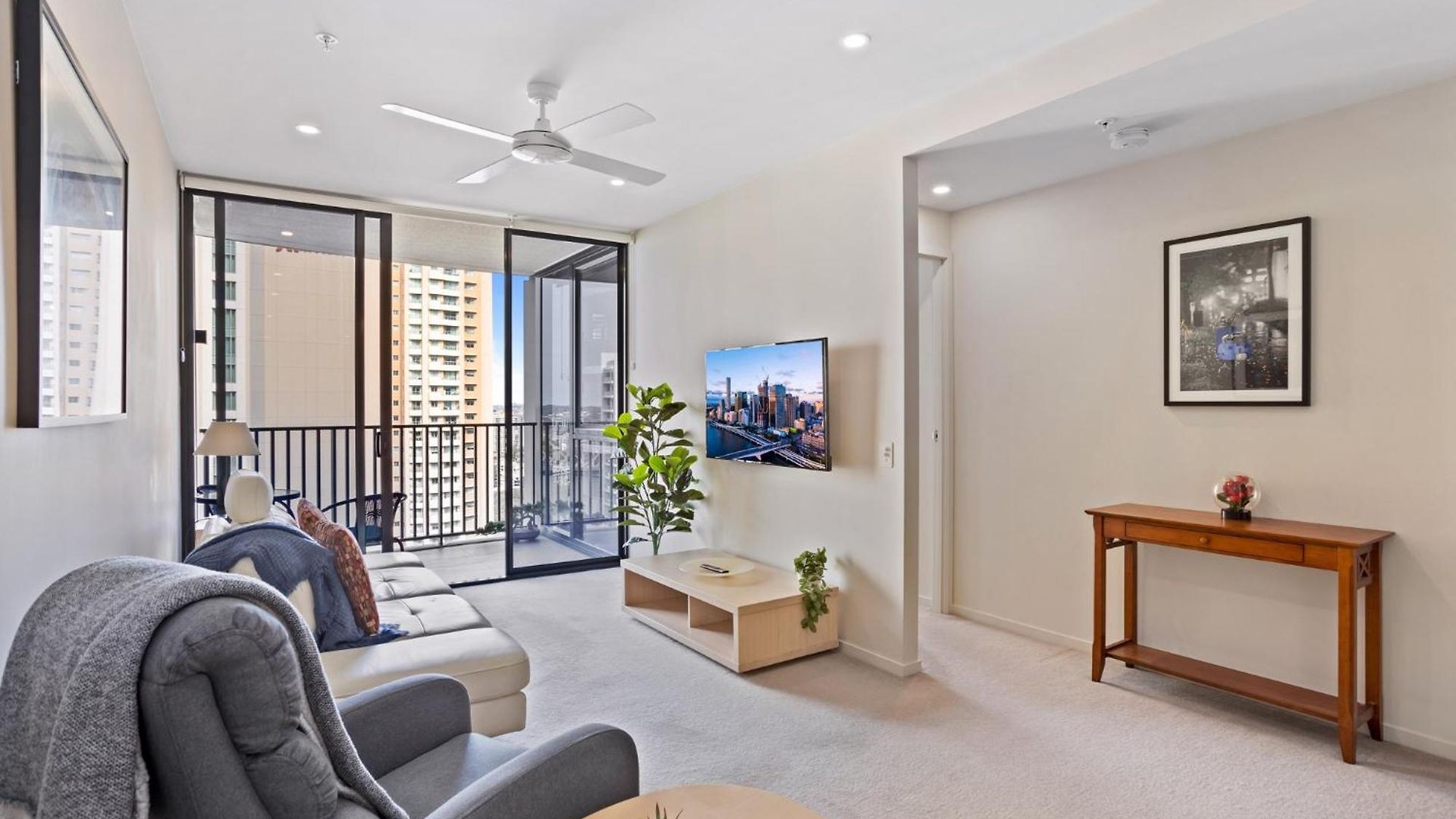 Cosy 1-bed With River Views Pool Gym & Bbq *